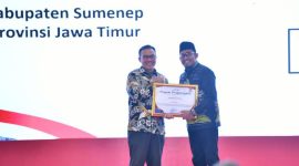Bupati Sumenep H. Achmad Fauzi Wongsojudo menerima penghargaan dari BKKBN RI di Semarang, Rabu 26/6/2024 (Foto: istimewa) 