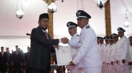 Secara simbolis Bupati Sumenep H. Achmad Fauzi Wongsojudo menyerahkan SK perpanjangan masa jabatan kepada kepala desa, Kamis 27/6/2024 (Foto: istimewa) 