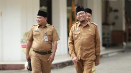 Dari kiri: Kabag Prokopim Helmi, Bupati Sumenep, Dr. H. Achmad Fauzi Wongsojudo (Foto: istimewa) 