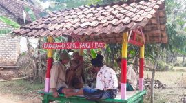 Warga kampung lagi duduk dan ngobrol santai di sebuah gubuk (Foto: nolesa.com) 