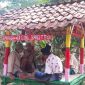 Warga kampung lagi duduk dan ngobrol santai di sebuah gubuk (Foto: nolesa.com) 