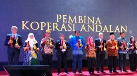 Wakil Bupati Sumenep Hj. Dewi Khalifah (dua dari kiri) mewakili Bupati Dr. H. Achmad Fauzi Wongsojudo menerima penghargaan Pembina Koperasi Andalan 2024 dari Dekopin dan Kemenkop UKM RI di Gedung SMESCO Jakarta, Jumat 12/7/2024 (Foto: istimewa) 