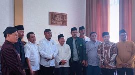 Sejumlah pimpinan parpol foto bersama Bupati Sumenep, Dr. H. Achmad Fauzi Wongsojudo di kediamannya, Minggu kemarin 14/7/2024 (Foto: istimewa) 