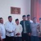 Sejumlah pimpinan parpol foto bersama Bupati Sumenep, Dr. H. Achmad Fauzi Wongsojudo di kediamannya, Minggu kemarin 14/7/2024 (Foto: istimewa) 