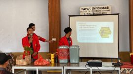 Mahasiswa Untag Surabaya memberikan pelatihan pengolahan limbah batang pisang menjadi pupuk dan pestisida organik kepada LMDH Desa Dilem (foto: istimewa) 