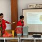 Mahasiswa Untag Surabaya memberikan pelatihan pengolahan limbah batang pisang menjadi pupuk dan pestisida organik kepada LMDH Desa Dilem (foto: istimewa) 