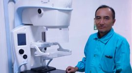 Dokter spesialis radiologi RSUD dr. H. Moh. Anwar Sumenep, dr. Abdul Azis, Sp.Rad, menunjukkan mammogram alat pendeteksi kanker payudara (foto: istimewa) 