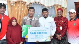 Bupati Sumenep, Dr. H. Achmad Fauzi Wongsojudo menyerahkan JKM BPJS Ketenagakerjaan kepada ahli waris almarhum Abd. Kadir, Jumat 19/7/2024 (foto: istimewa) 