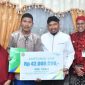 Bupati Sumenep, Dr. H. Achmad Fauzi Wongsojudo menyerahkan JKM BPJS Ketenagakerjaan kepada ahli waris almarhum Abd. Kadir, Jumat 19/7/2024 (foto: istimewa) 