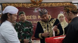 Bupati Sumenep, Dr. H. Achmad Fauzi Wongsojudo menerima keris yang dilakukan penjamasan oleh para empu di Aeng Tong-tong, Selasa 16/7/2024 (foto: istimewa) 