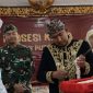Bupati Sumenep, Dr. H. Achmad Fauzi Wongsojudo menerima keris yang dilakukan penjamasan oleh para empu di Aeng Tong-tong, Selasa 16/7/2024 (foto: istimewa) 