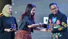 Bupati Sumenep, Dr. H. Achmad Fauzi Wongsojudo menerima penghargaan Penggerak Ekonomi Masyarakat dari beritasatu.com Kamis malam 25/7/2024 (foto: istimewa) 