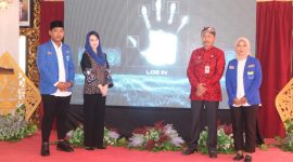 Arumi Bachsin didampingi Sekda Edy Rasiyadi dan Ketua PKC PMII Jatim Baijuri saat membuka Muspimda PMII Jatim 2024 di Pendopo Agung Keraton Sumenep, Jumat 26/7/2024 (foto: istimewa) 