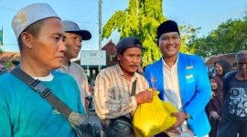 PMII peduli: Ketua PKC PMII Jawa Timur, Baijuri membagikan paket sembako kepada masyarakat Sumenep, Jumat 26/7/2024 (foto: istimewa) 