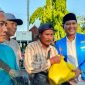 PMII peduli: Ketua PKC PMII Jawa Timur, Baijuri membagikan paket sembako kepada masyarakat Sumenep, Jumat 26/7/2024 (foto: istimewa) 