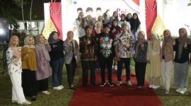 Bupati Sumenep, Dr. H. Achmad Fauzi Wongsojudo foto bersama peserta Muspimda PKC PMII Jatim usai Gala Dinner di Mandhapa Andhap Asor, Jumat malam 26/7/2024 (foto: istimewa) 