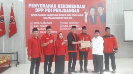 Dr. Achmad Fauzi Wongsojudo bersama KH. Imam Hasyim menerima surat rekomendasi dari DPP PDIP di Kantor DPD PDIP Jatim di Surabaya, Selasa 30/7/2024 (foto: istimewa) 
