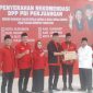 Dr. Achmad Fauzi Wongsojudo bersama KH. Imam Hasyim menerima surat rekomendasi dari DPP PDIP di Kantor DPD PDIP Jatim di Surabaya, Selasa 30/7/2024 (foto: istimewa) 