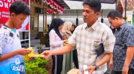 Salah satu peserta PKA angkatan V BPSDM Jatim asal Kabupaten Sumenep, Hasan Bashri menyerahkan bantuan berupa alat tulis kepada anak-anak penghuni PPSAA, Minggu 4/8/2024 (foto: ist) 