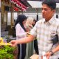 Salah satu peserta PKA angkatan V BPSDM Jatim asal Kabupaten Sumenep, Hasan Bashri menyerahkan bantuan berupa alat tulis kepada anak-anak penghuni PPSAA, Minggu 4/8/2024 (foto: ist) 