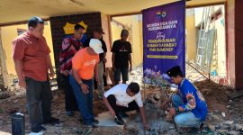 Bupati Sumenep Dr. H. Achmad Fauzi Wongsojudo meletakkan batu pertama pembangunan Rumah Sahabat PMII Sumenep, Minggu 11/8/2024 (foto: ist) 