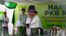 Wakil Ketua DPW PKB Jatim Baddrut Tamam menyerahkan surat rekomendasi sebagai Bacabup dan Bacawabup Sumenep kepada KH. Imam Hasyim, Sabtu 10/8/2024 (foto: ist) 