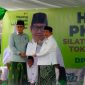 Wakil Ketua DPW PKB Jatim Baddrut Tamam menyerahkan surat rekomendasi sebagai Bacabup dan Bacawabup Sumenep kepada KH. Imam Hasyim, Sabtu 10/8/2024 (foto: ist) 