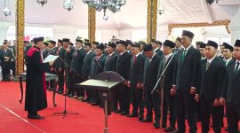 Pengucapan sumpah/janji anggota DPRD Sumenep masa jabatan 2024-2029 di Pendopo Agung Keraton Sumenep, Rabu 21/8/2024 (foto: nolesa.com) 