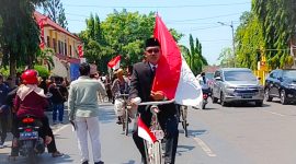Darul Hasyim Fath Anggota Fraksi PDI Perjuangan DPRD Sumenep ngontel usai pelantikan, Rabu 21/8/2024 (foto: nolesa.com) 