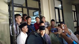 Bakri (pakai kaos hitam kombinasi biru) penghina Kiai Annuqayah Guluk-Guluk ditangkap dan diamankan Polres Sumenep, Jumat malam 23/8/2024 (foto: nolesa.com) 