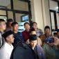 Bakri (pakai kaos hitam kombinasi biru) penghina Kiai Annuqayah Guluk-Guluk ditangkap dan diamankan Polres Sumenep, Jumat malam 23/8/2024 (foto: nolesa.com) 