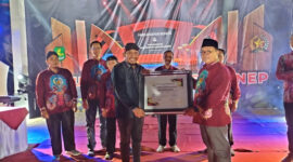 Bupati Sumenep, Dr. H. Achmad Fauzi Wongsojudo menerima anugerah Bapak Moderasi Beragama dari FKUB Sumenep, Senin malam 26/8/2024 (foto: ist) 