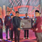 Bupati Sumenep, Dr. H. Achmad Fauzi Wongsojudo menerima anugerah Bapak Moderasi Beragama dari FKUB Sumenep, Senin malam 26/8/2024 (foto: ist) 