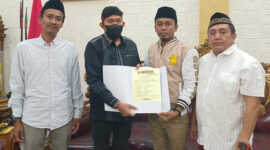 Gerindra serahkan surat rekomendasi kepada pasangan Dr. H. Achmad Fauzi Wongsojudo dan KH. Imam Hasyim untuk maju di Pilkada Sumenep 2024,Senin malam 26/8/2024 (foto: ist) 