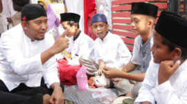 Bupati Fauzi berbincang dan bersenda gurau dengan sejumlah anak yatim pada pembukaan Festival Kreasi Anak Yatim di Pendopo Agung Keraton Sumenep, Minggu 19/2/2023 (foto: dokumen nolesa.com) 