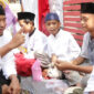 Bupati Fauzi berbincang dan bersenda gurau dengan sejumlah anak yatim pada pembukaan Festival Kreasi Anak Yatim di Pendopo Agung Keraton Sumenep, Minggu 19/2/2023 (foto: dokumen nolesa.com) 