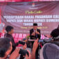 Ketua KPU Sumenep, Nurussyamsi ketika konferensi pers usai pendaftaran dua bakal paslon bupati dan wakil bupati Sumenep di KPU Sumenep, Kamis 29/8/2024 (foto: ist) 