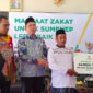 Didampingi Ketua Baznas Sumenep Sukri, Bupati Dr. H. Achmad Fauzi Wongsojudo secara simbolis menyerahkan bantuan semen untuk renovasi Masjid Nurul Jannah, di Pendopo Kecamatan Gapura, Kamis 5/9/2024 (foto: nolesa) 