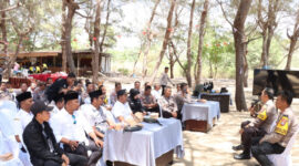 Pilkada Serentak 2024 Kian Dekat, Kapolres Sumenep Kumpulkan Kades di Dua Kecamatan di Wisata Pantai Lombang, Batang-Bagang, Rabu 18/9/2024 (foto: ist) 