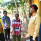Bupati Sumenep, Dr. H. Achmad Fauzi Wongsojudo ditemani Kepala Dinas PUTR Sumenep, Eri Susanto meninjau pembangunan jamban di Desa Longos, Gapura. Kamis 5/9/2024 (foto: prokopim) 