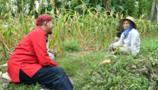 Bupati Sumenep Dr. H. Achmad Fauzi Wongsojudo berbincang dengan petani di Kecamatan Ganding (foto: ist) 