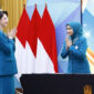 Ketua TP PKK Kabupaten Sumenep, Hj. Nia Kurnia Fauzi dapat ucapan selamat dari Ketua TP PKK Provinsi Jawa Timur, Arumi Bachsin Emil Dardak usai pelantikan di Gedung Grahadi, Surabaya, Minggu 2/3/2025 (Foto: ist/nolesa.com) 