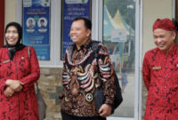 Direktur RSUD dr. H. Moh. Anwar Sumenep, dr. Erliyati didampingi Kabid Penunjang dan Pelayanan Arman Endika Putra menemani salah seorang dari Tim Visitasi (Foto: ist/nolesa.com) 