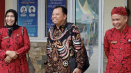 Direktur RSUD dr. H. Moh. Anwar Sumenep, dr. Erliyati didampingi Kabid Penunjang dan Pelayanan Arman Endika Putra menemani salah seorang dari Tim Visitasi (Foto: ist/nolesa.com) 