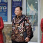 Direktur RSUD dr. H. Moh. Anwar Sumenep, dr. Erliyati didampingi Kabid Penunjang dan Pelayanan Arman Endika Putra menemani salah seorang dari Tim Visitasi (Foto: ist/nolesa.com) 