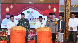 Wakil Bupati Sumenep, KH. Imam Hasyim didampingi anggota Forkopimda setempat memukul beduk sebagai simbol pembukaan Gema Takbir Idul Fitri 1446 Hijriah, Minggu, 30/3/2025, malam (Foto: ist/nolesa.com) 