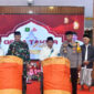 Wakil Bupati Sumenep, KH. Imam Hasyim didampingi anggota Forkopimda setempat memukul beduk sebagai simbol pembukaan Gema Takbir Idul Fitri 1446 Hijriah, Minggu, 30/3/2025, malam (Foto: ist/nolesa.com) 