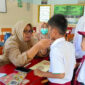 Puskesmas Moncek bersama Tim UKS saat melakukan pemeriksaan kesehatan bagi siswa-siswi di SDN Moncek Timur, Kamis, 17/4/25 (Foto: nolesa.com) 