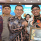 Bupati Sumenep, Dr. H. Achmad Fauzi Wongsojudo menerima penghargaan anugerah Tokoh Inspiratif dari Sekretariat Nasional Perkerisan Indonesia (SNKI) Sabtu, 19/4/2025 (Foto: ist/nolesa.com) 