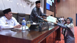 Jubir Fraksi PKB Sumenep, dr. Virzannida menyampaikan berkas usulan hasil serap aspirasi masa reses II kepada Ketua DPRD Sumenep, H. Zainal Arifin dalam Rapat Paripurna, Rabu 23/4/2025